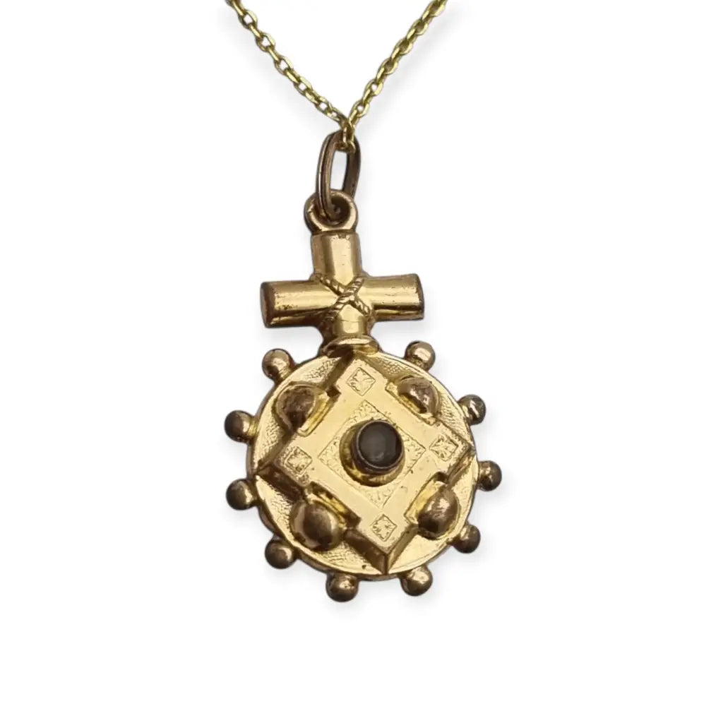 Colgante de rosario dorado con cruz y orla esférica estilo devocional c.1900.