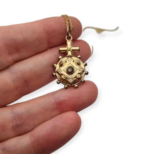 Colgante de rosario dorado con cruz y orla esférica estilo devocional c.1900.