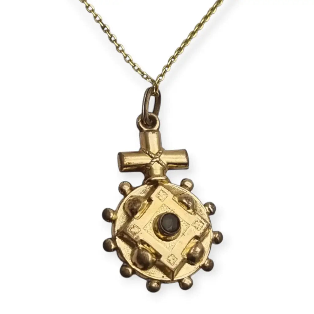 Colgante de rosario dorado con cruz y orla esférica estilo devocional c.1900.