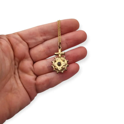Colgante de rosario dorado con cruz y orla esférica estilo devocional c.1900.