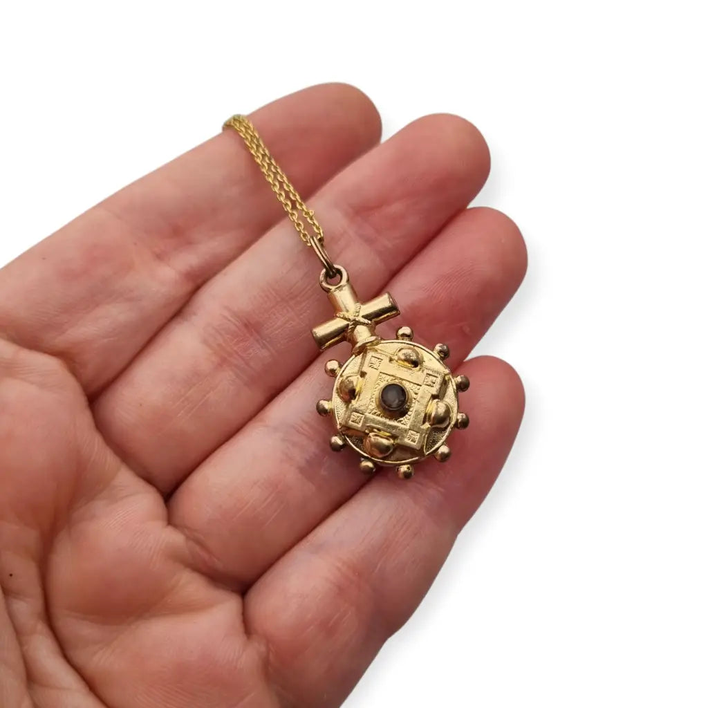 Colgante de rosario dorado con cruz y orla esférica estilo devocional c.1900.