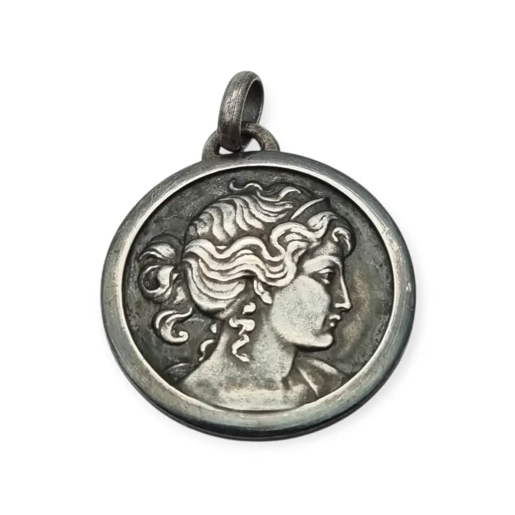 Colgante tipo medalla con perfil femenino inspiración grecorromana metal tono