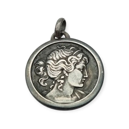Colgante tipo medalla con perfil femenino inspiración grecorromana metal tono