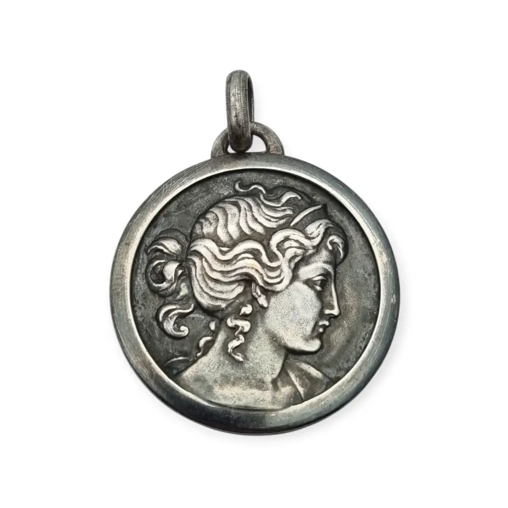Colgante tipo medalla con perfil femenino inspiración grecorromana metal tono