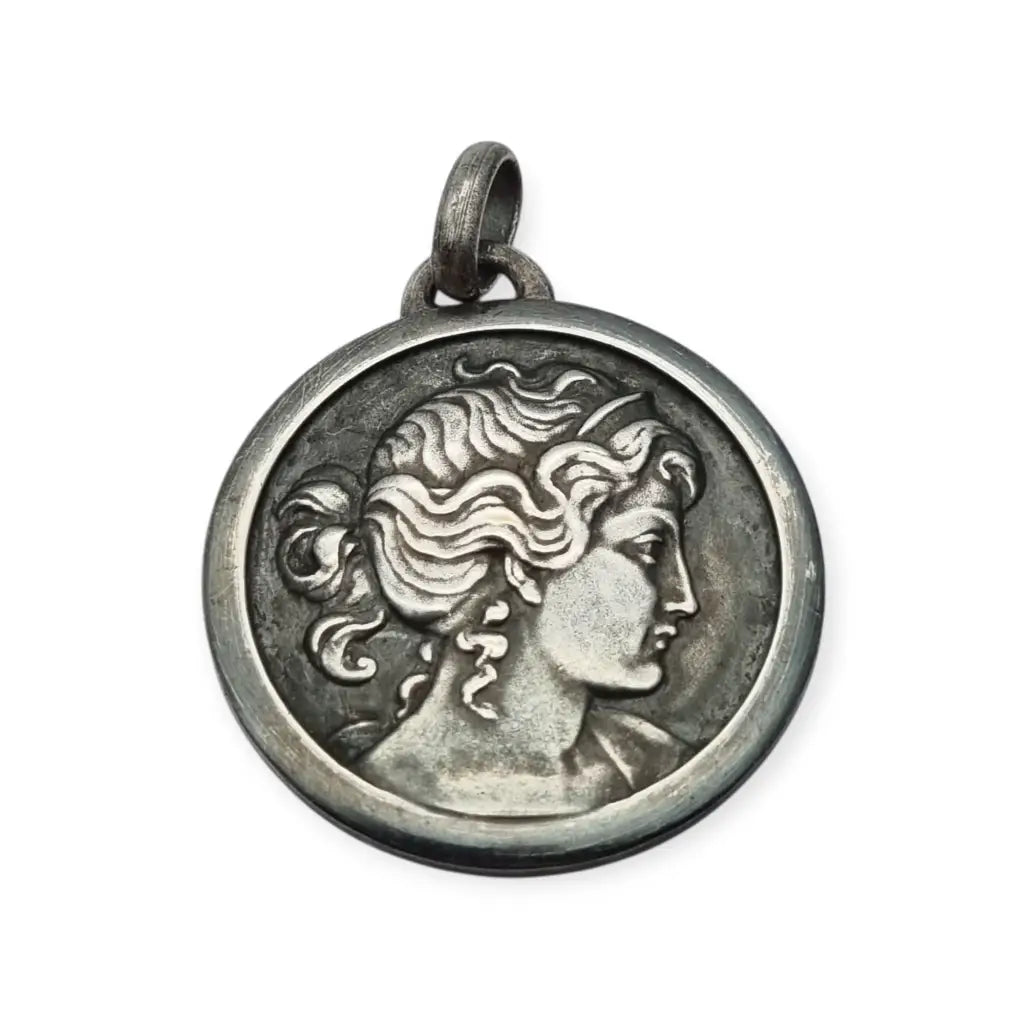 Colgante tipo medalla con perfil femenino inspiración grecorromana metal tono