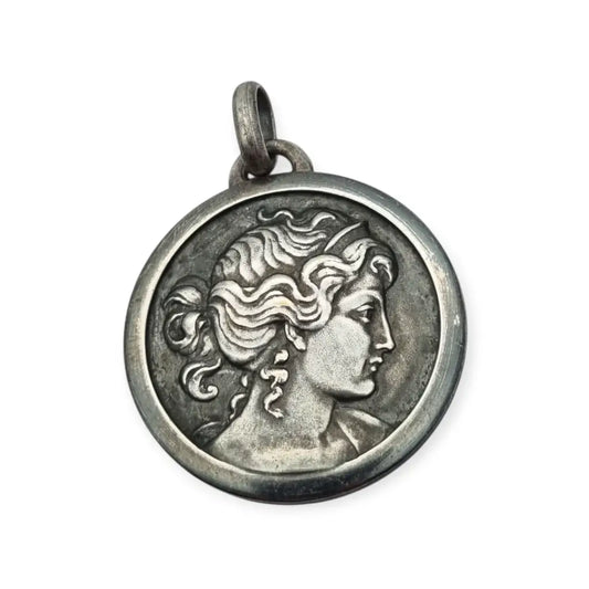 Colgante tipo medalla con perfil femenino inspiración grecorromana metal tono