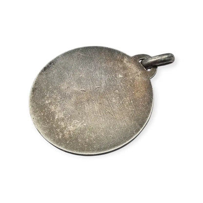 Colgante tipo medalla con perfil femenino inspiración grecorromana metal tono