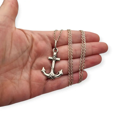 Colgante vintage de ancla plata con cadena estilo náutico circa 1970-80.