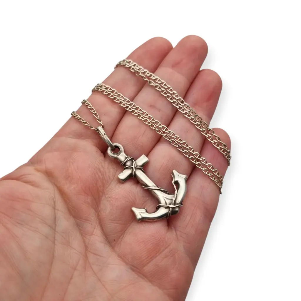 Colgante vintage de ancla plata con cadena estilo náutico circa 1970-80.