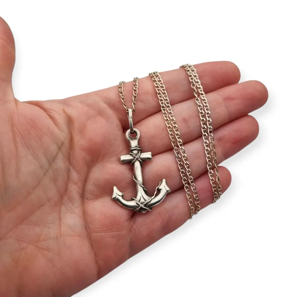 Colgante vintage de ancla plata con cadena estilo náutico circa 1970-80.