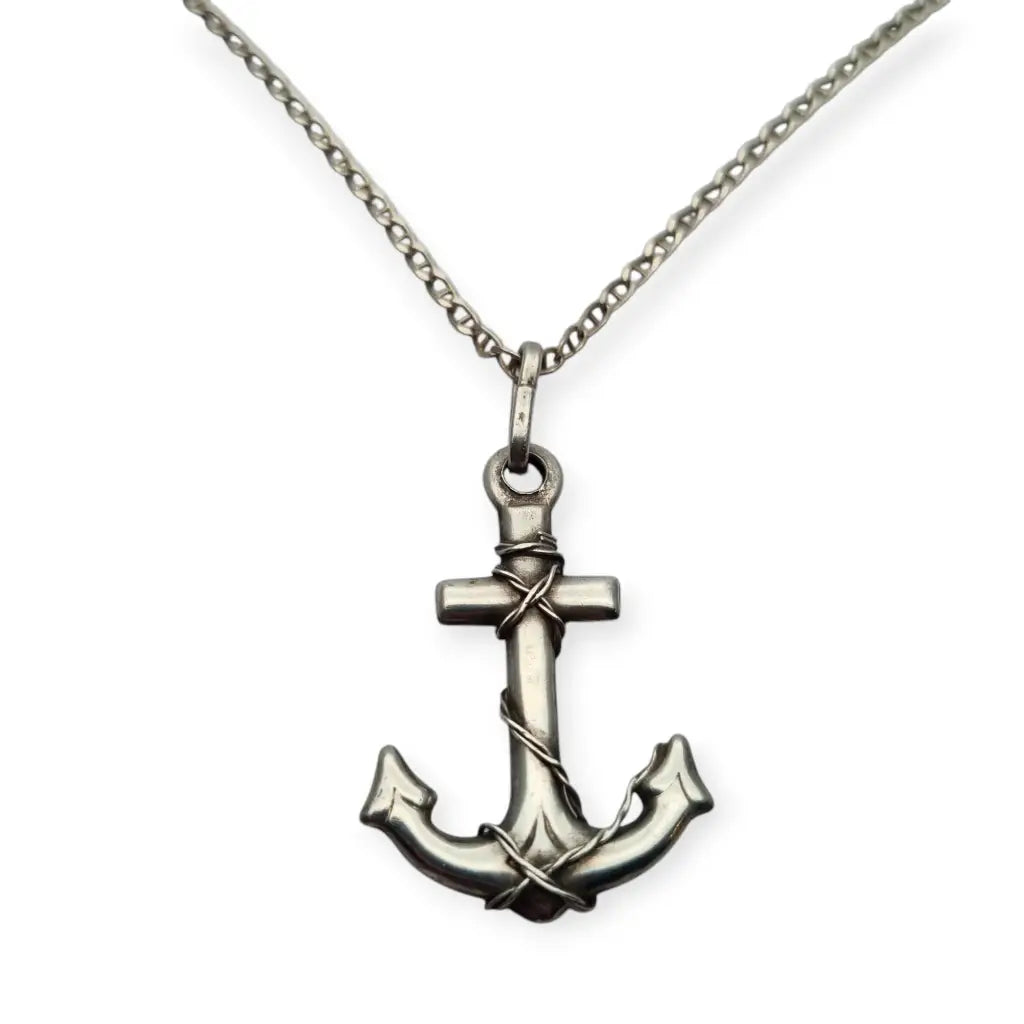 Colgante vintage de ancla plata con cadena estilo náutico circa 1970-80.