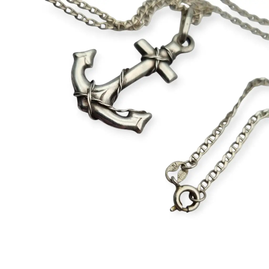 Colgante vintage de ancla plata con cadena estilo náutico circa 1970-80.