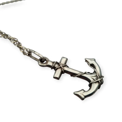 Colgante vintage de ancla plata con cadena estilo náutico circa 1970-80.