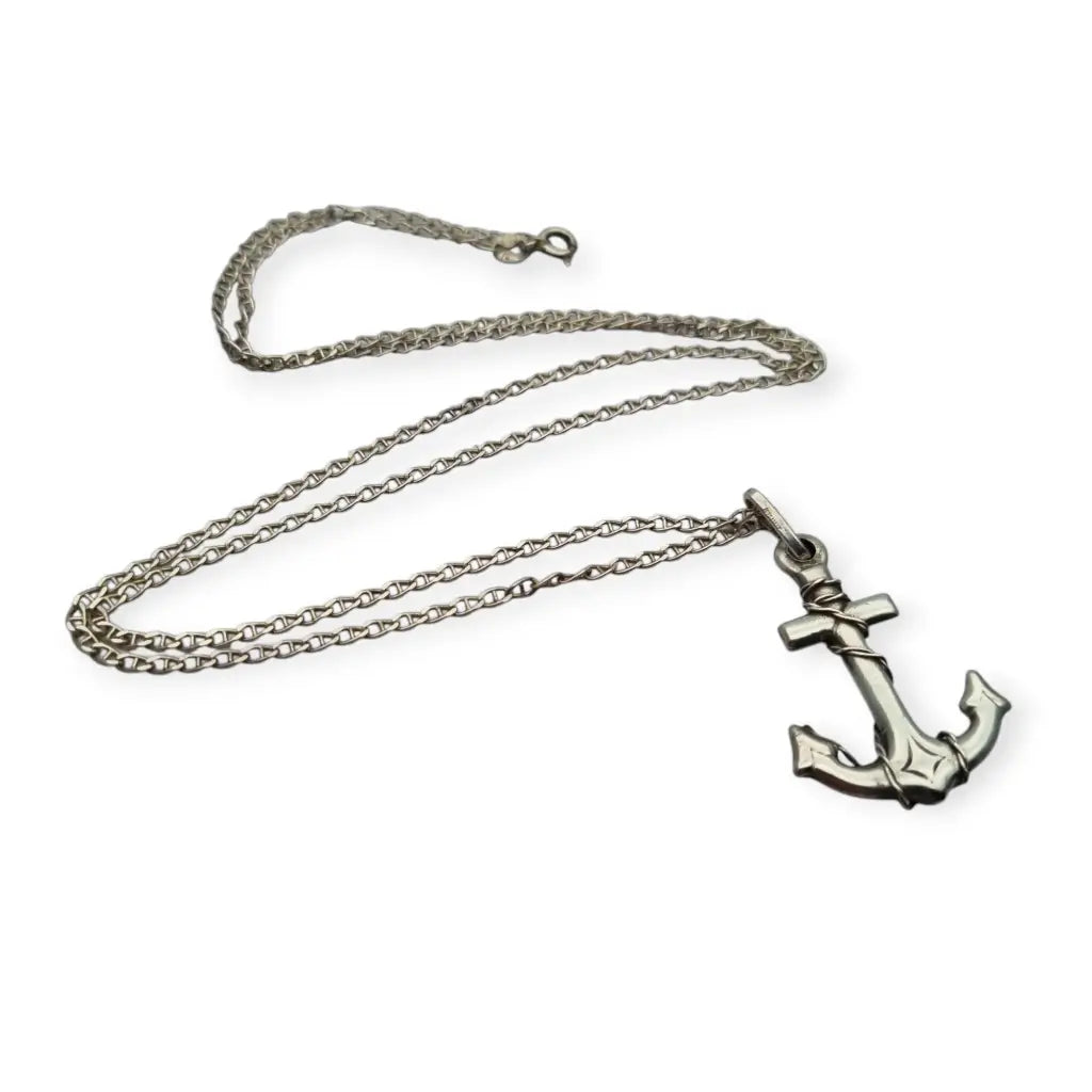 Colgante vintage de ancla plata con cadena estilo náutico circa 1970-80.