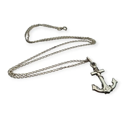 Colgante vintage de ancla plata con cadena estilo náutico circa 1970-80.