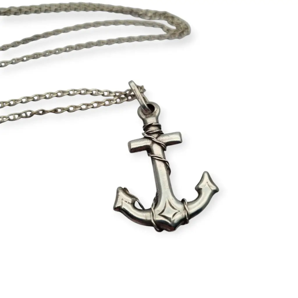 Colgante vintage de ancla plata con cadena estilo náutico circa 1970-80.