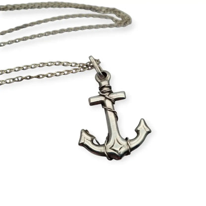Colgante vintage de ancla plata con cadena estilo náutico circa 1970-80.