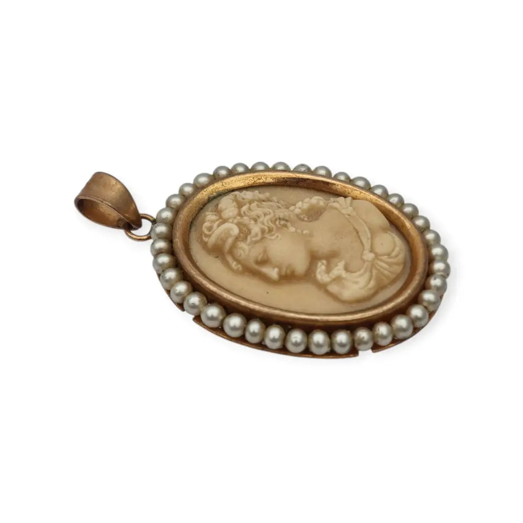 Colgante vintage con camafeo tallado en piedra y marco de cuentas perladas