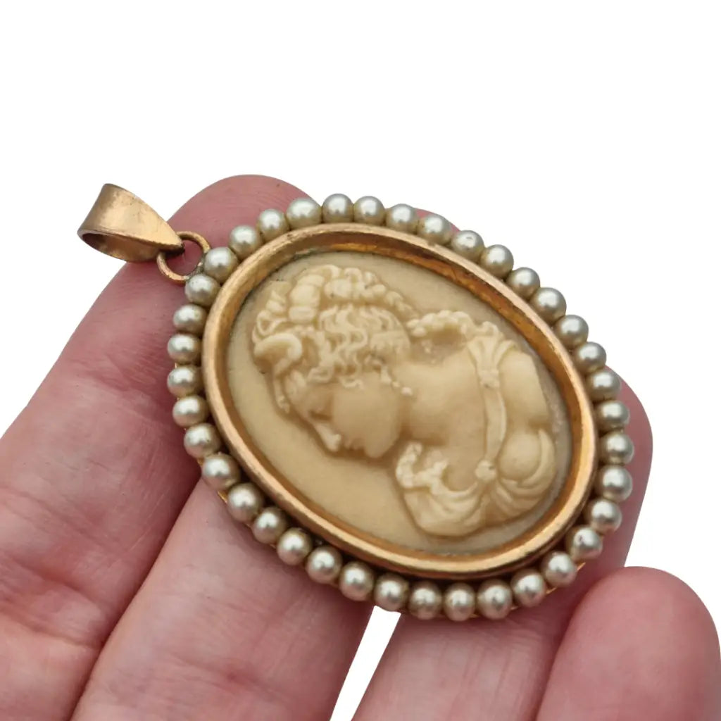 Colgante vintage con camafeo tallado en piedra y marco de cuentas perladas