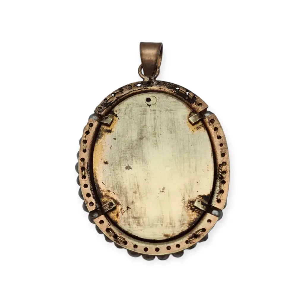 Colgante vintage con camafeo tallado en piedra y marco de cuentas perladas
