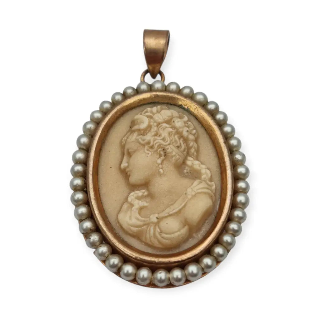 Colgante vintage con camafeo tallado en piedra y marco de cuentas perladas