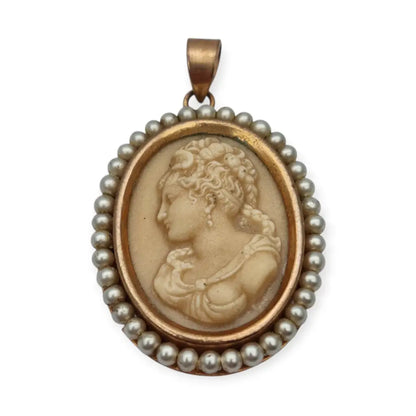 Colgante vintage con camafeo tallado en piedra y marco de cuentas perladas