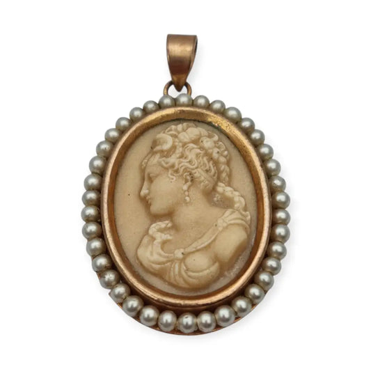 Colgante vintage con camafeo tallado en piedra y marco de cuentas perladas