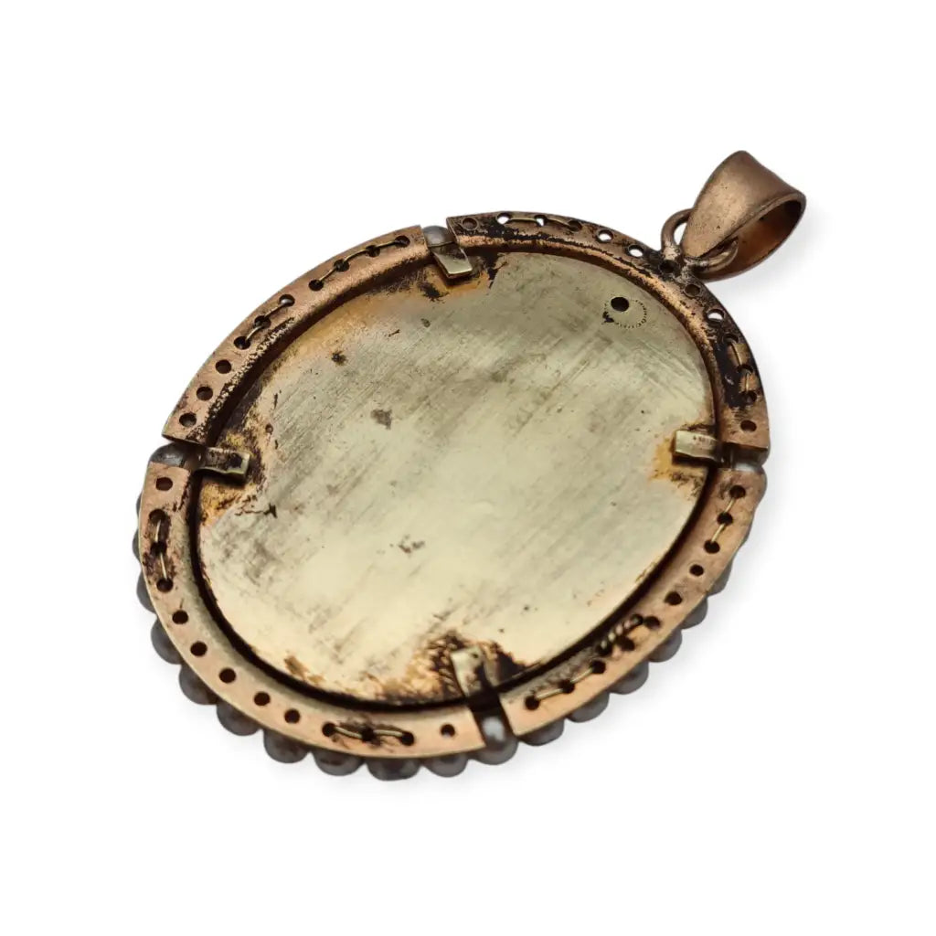 Colgante vintage con camafeo tallado en piedra y marco de cuentas perladas