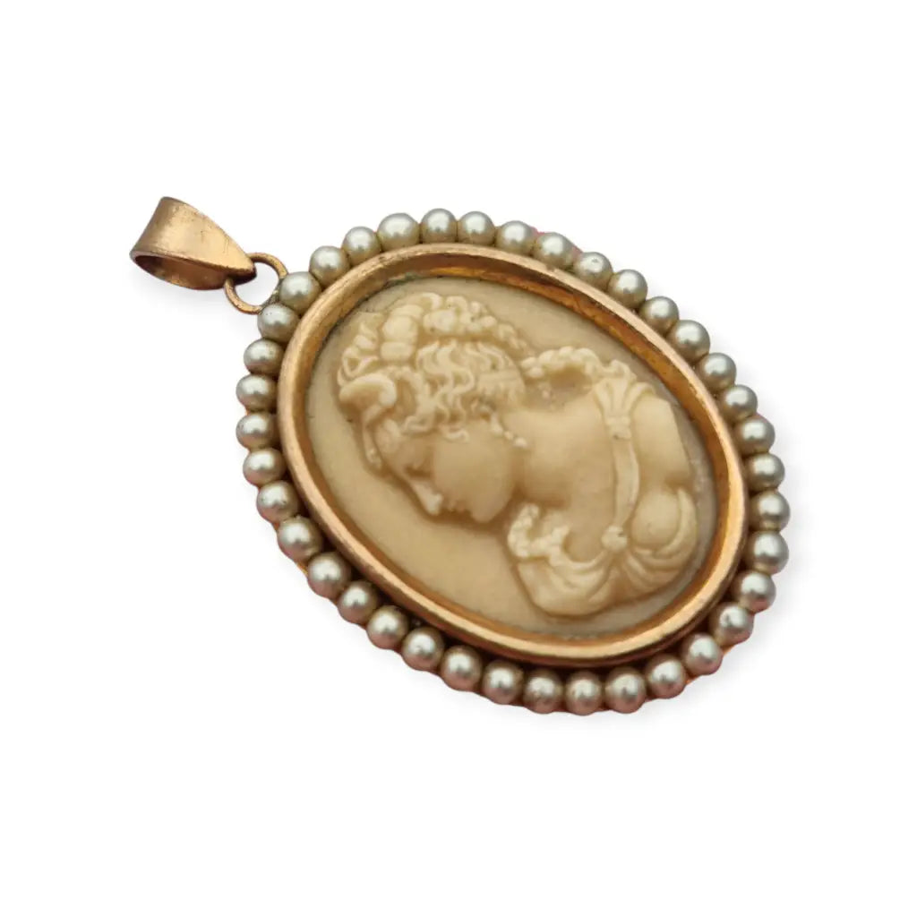 Colgante vintage con camafeo tallado en piedra y marco de cuentas perladas