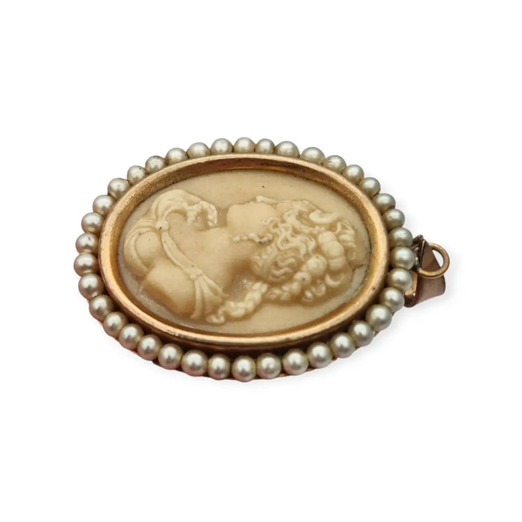 Colgante vintage con camafeo tallado en piedra y marco de cuentas perladas