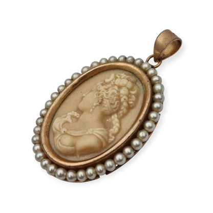 Colgante vintage con camafeo tallado en piedra y marco de cuentas perladas