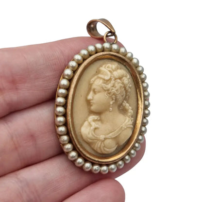 Colgante vintage con camafeo tallado en piedra y marco de cuentas perladas