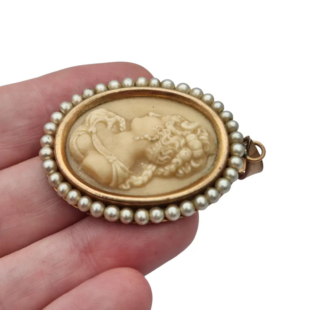 Colgante vintage con camafeo tallado en piedra y marco de cuentas perladas