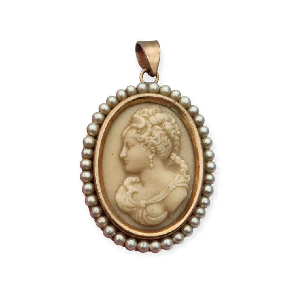 Colgante vintage con camafeo tallado en piedra y marco de cuentas perladas
