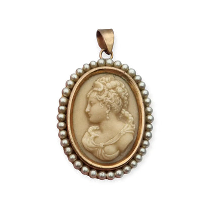 Colgante vintage con camafeo tallado en piedra y marco de cuentas perladas