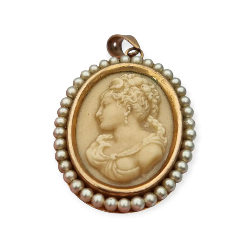 Colgante vintage con camafeo tallado en piedra y marco de cuentas perladas