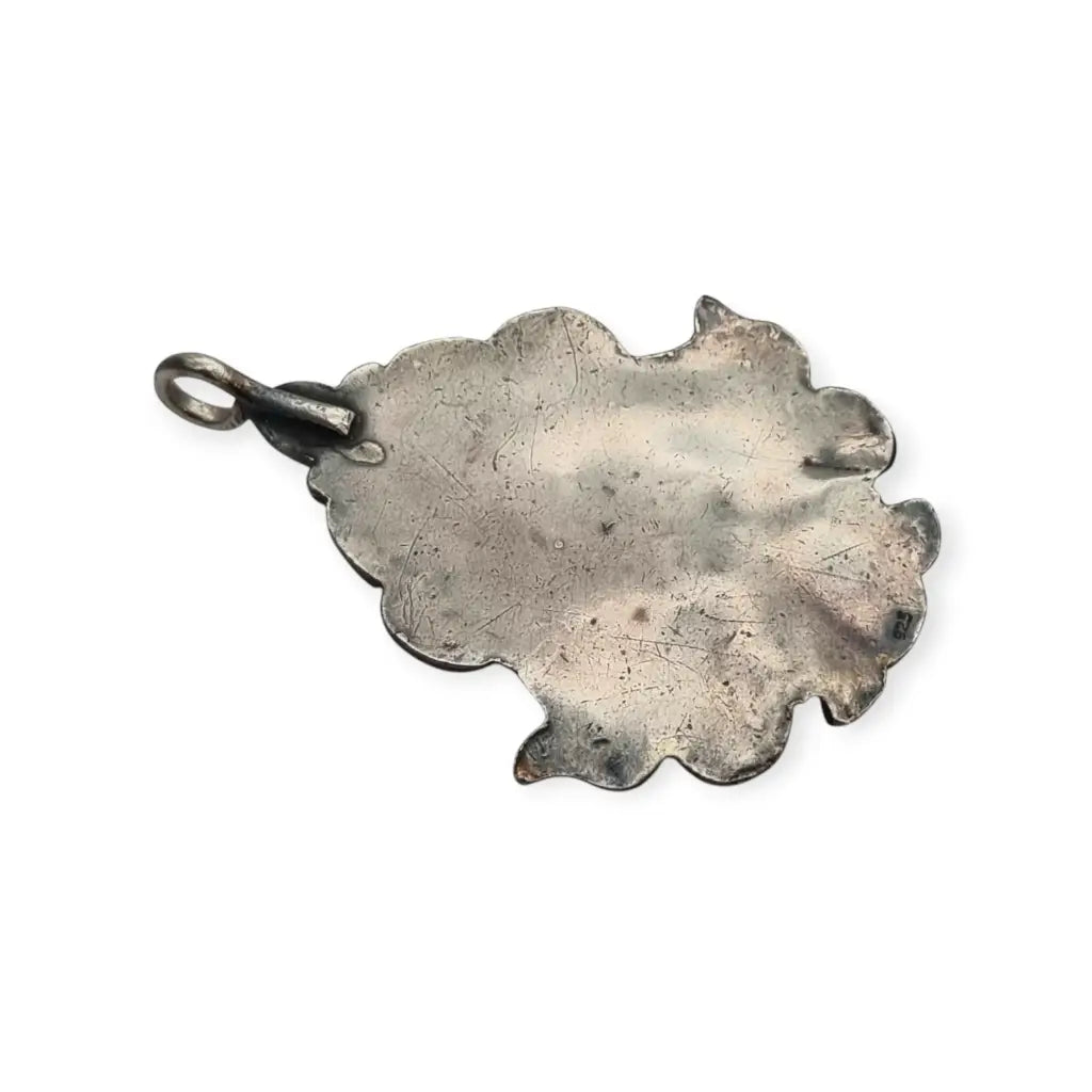 Colgante vintage de plata con baño dorado y símbolo tibetano piedra blanca