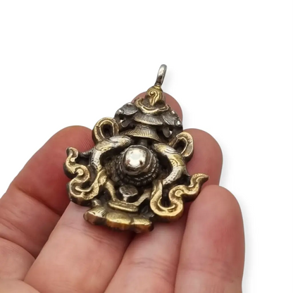 Colgante vintage de plata con baño dorado y símbolo tibetano piedra blanca
