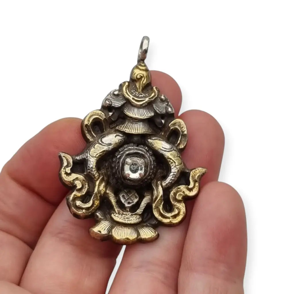 Colgante vintage de plata con baño dorado y símbolo tibetano piedra blanca