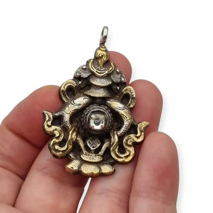Colgante vintage de plata con baño dorado y símbolo tibetano piedra blanca