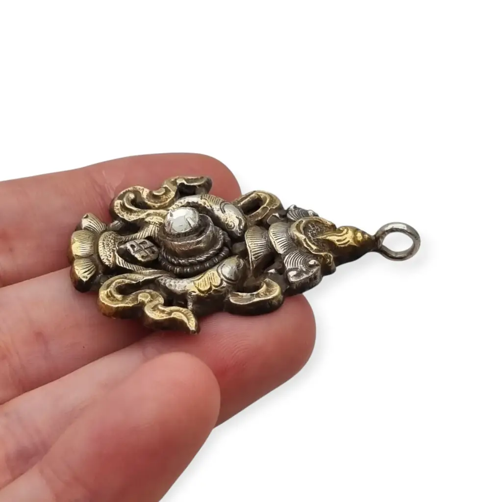 Colgante vintage de plata con baño dorado y símbolo tibetano piedra blanca