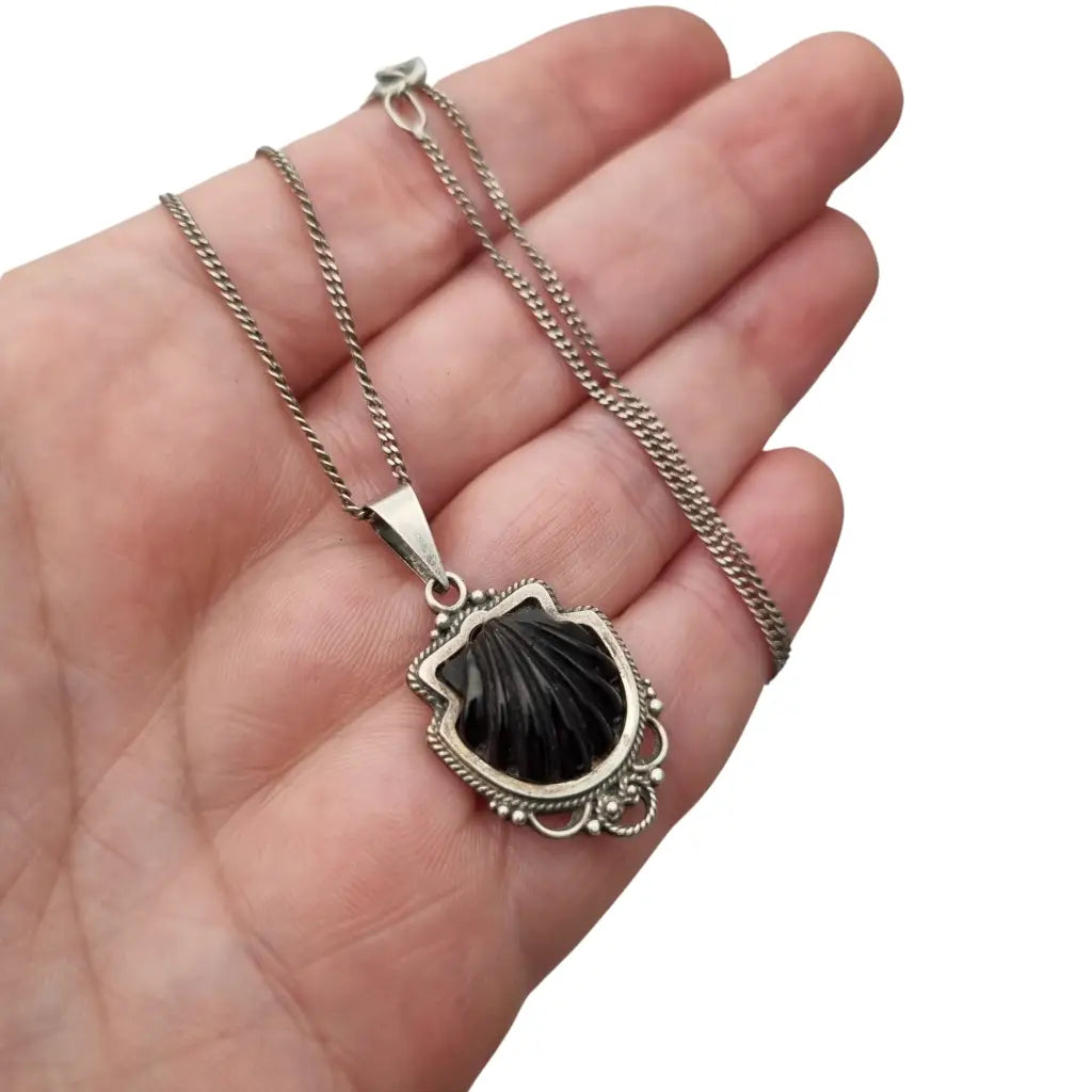 Colgante vintage de vieira jacobea en piedra negra y plata 925 Camino