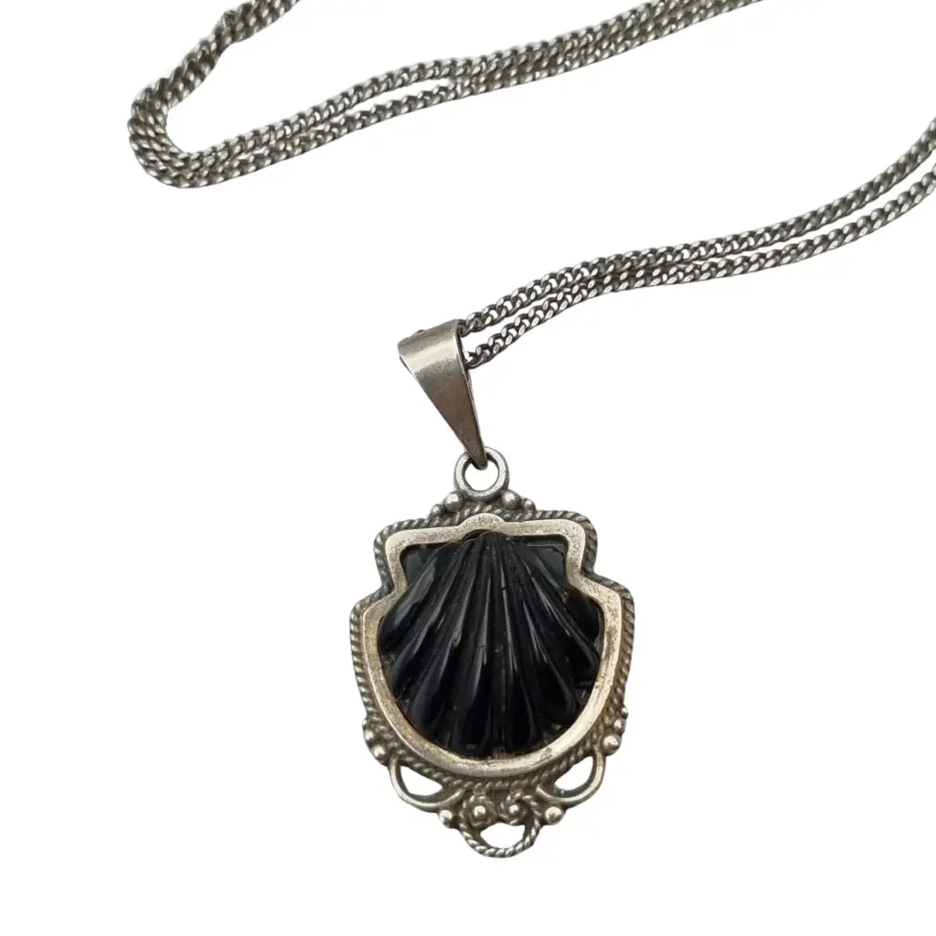 Colgante vintage de vieira jacobea en piedra negra y plata 925 Camino