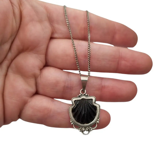 Colgante vintage de vieira jacobea en piedra negra y plata 925 Camino
