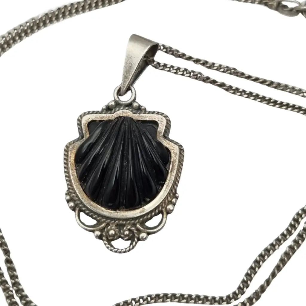 Colgante vintage de vieira jacobea en piedra negra y plata 925 Camino