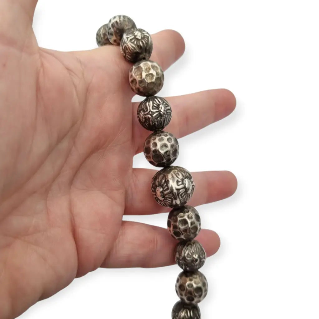 Collar de cuentas plata grabadas con diseño floral étnico joyería Boho