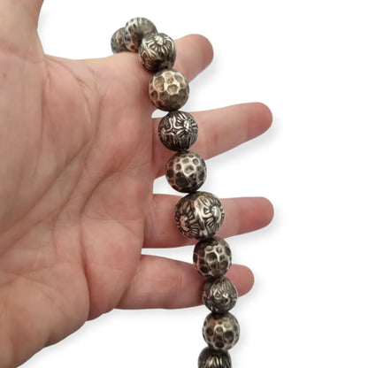 Collar de cuentas plata grabadas con diseño floral étnico joyería Boho