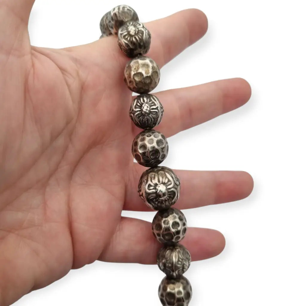 Collar de cuentas plata grabadas con diseño floral étnico joyería Boho