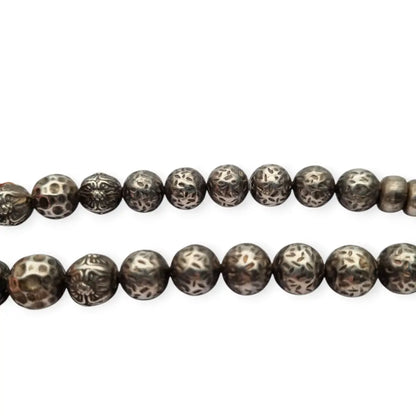 Collar de cuentas plata grabadas con diseño floral étnico joyería Boho
