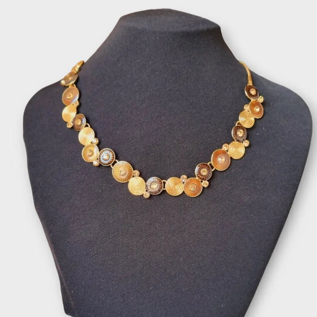 Collar dorado con esmalte y pedrería para mujer gargantilla en tonos marrones